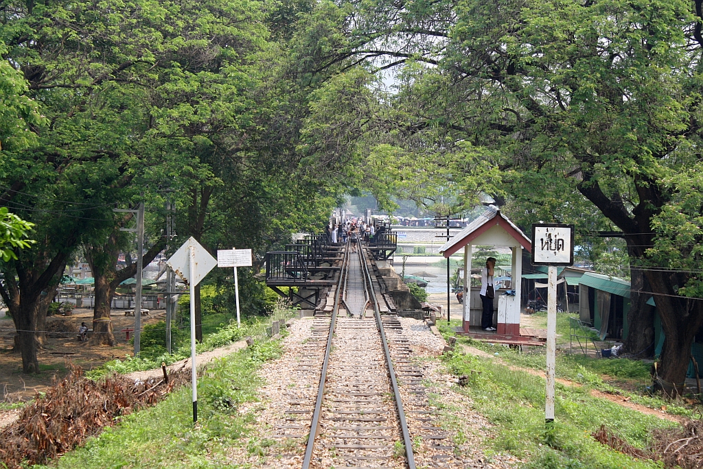 Direkt anschliessend an den Bf. Saphan Kwai Yai liegt die Brcke (thail. Saphan) ber den Kwai, aufgenommen am 13.Mrz 2011 vom letzten Wagen des ORD 257.