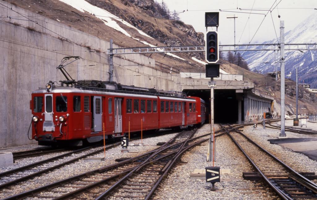 Direkt aus einem Tunnel fhrt man in den Bahnhof Zermatt ein.
Hier am 26.3.1990 kommt gerade ein Triebwagenzug aus ihm heraus.