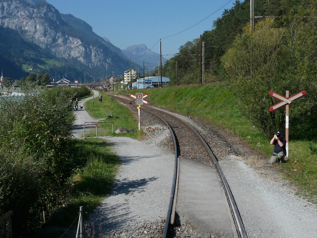 Direkt hinter der Brcke werden wir am nchsten berweg schon erwartet. Ob sich der Fotograf hier erkennt? (Erstfeld, 1.10.2011) 