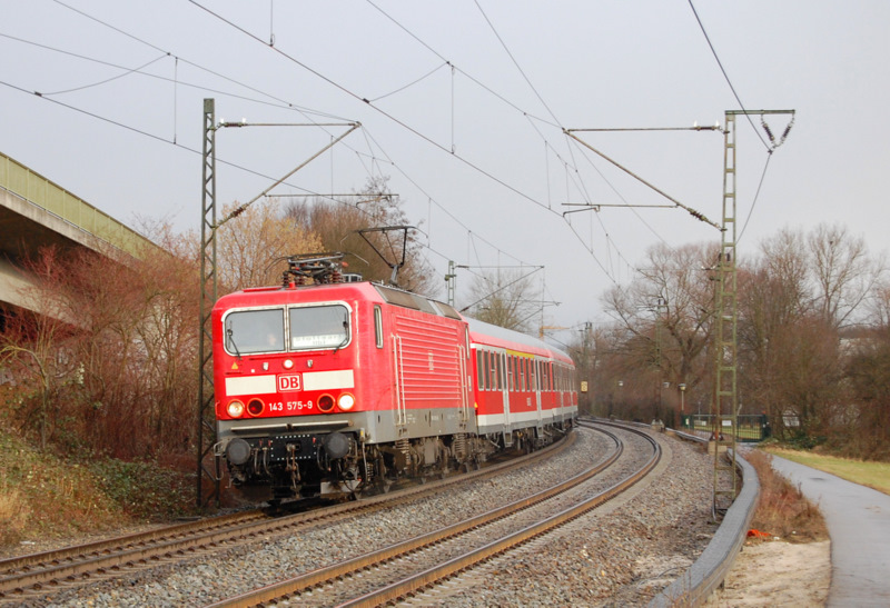 Direkt nach einem Regenschauer konnte ich am Freitag, den 13.1.2012, diese Aufnahme der Stuttgarter 143 575-9 mit einem Regionalzug nach Stuttgart Hbf zwischen Plochingen und Reichenbach machen. Glcklicherweise kam sogar noch ein bisschen die Sonne hervor.
