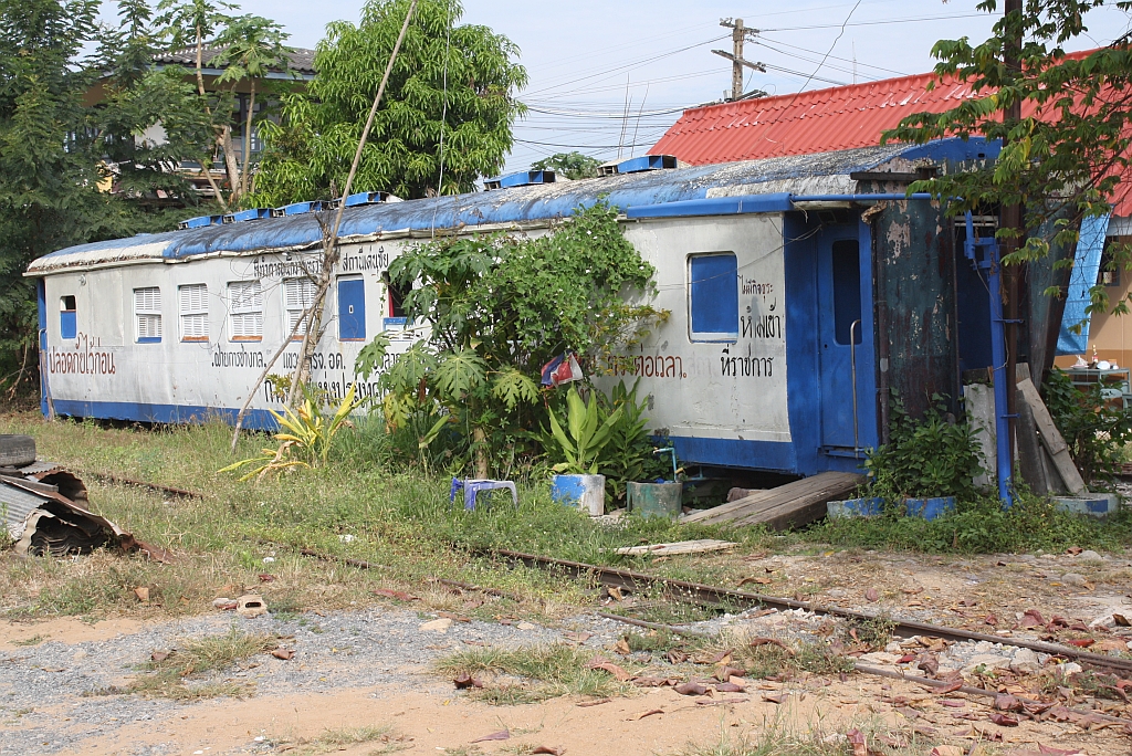 Direkt neben dem Stellwerk Den Chai wird der ausgemusterte บสส. 1009 (บสส.=BST./Bogie Second & Third Class Carriage) als Unterkunft verwendet, aufgenommen am 08.Jänner 2011.