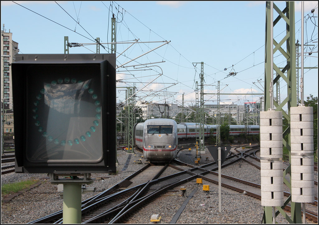 Dirty - 

Einfahrt eines ICE 1-Zuges aus Berlin zur Weiterfahrt nach München auf das Gleis 15 des Stuttgarter Hauptbahnhofes. Saubere ICE 1 sind kaum noch zu sehen... 

31.07.2013 (M)