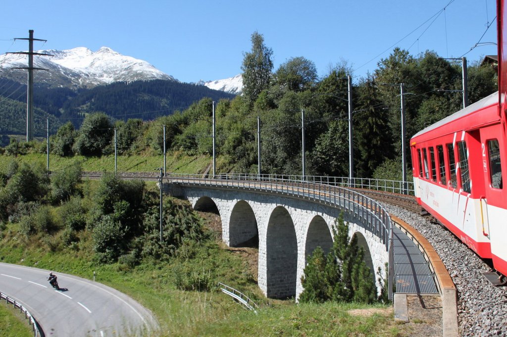 Disentis-Andermatt.Steuerwagen vorne,die Lok ist in der Mitte eingereiht,strebt der Zug dem Oberalppass(2046m .M.)entgegen.28.08.11