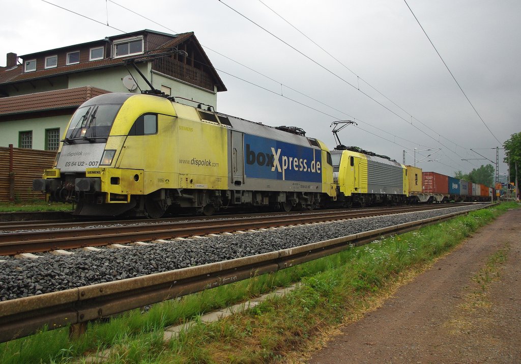Dispo-Doppel: ES64 U2-007 und eine Dispo 189er ziehen gemeinsam einen Containerzg durch Ludwigsau Friedlos gen Sden. Aufgenommen am 23.07.2010  