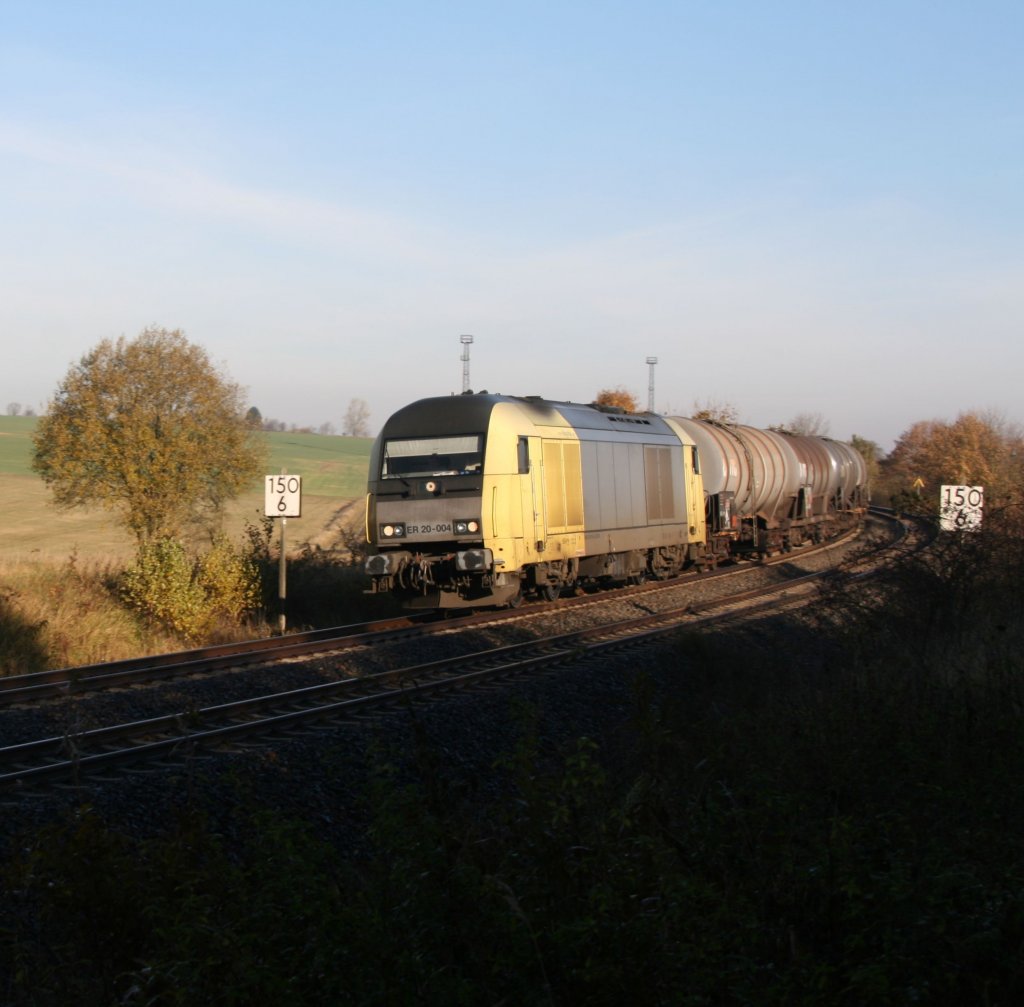 Dispolok ER20 004 mit einem Kesselzug am Haken zwischen Gutenfrst und Hof.29.10.2010.