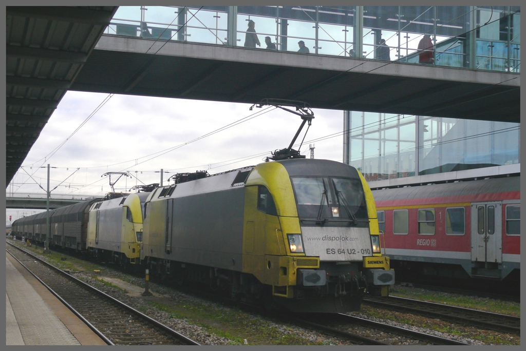 Dispolok ES 64 U2-010 und eine weitere Lok desselben Typs ziehen einen Autozug durch Regensburg Hbf. (26.10.2010)