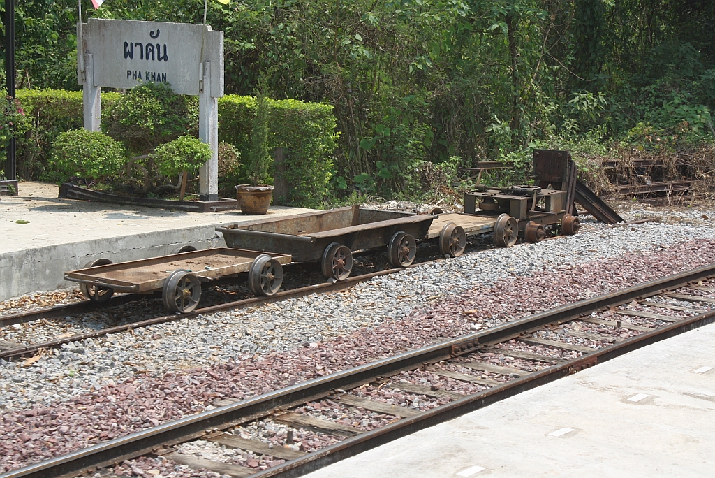 Diverse Oberbauhilfsfahrzeuge am 15.Mrz 2012 im Bf. Pha Khan.