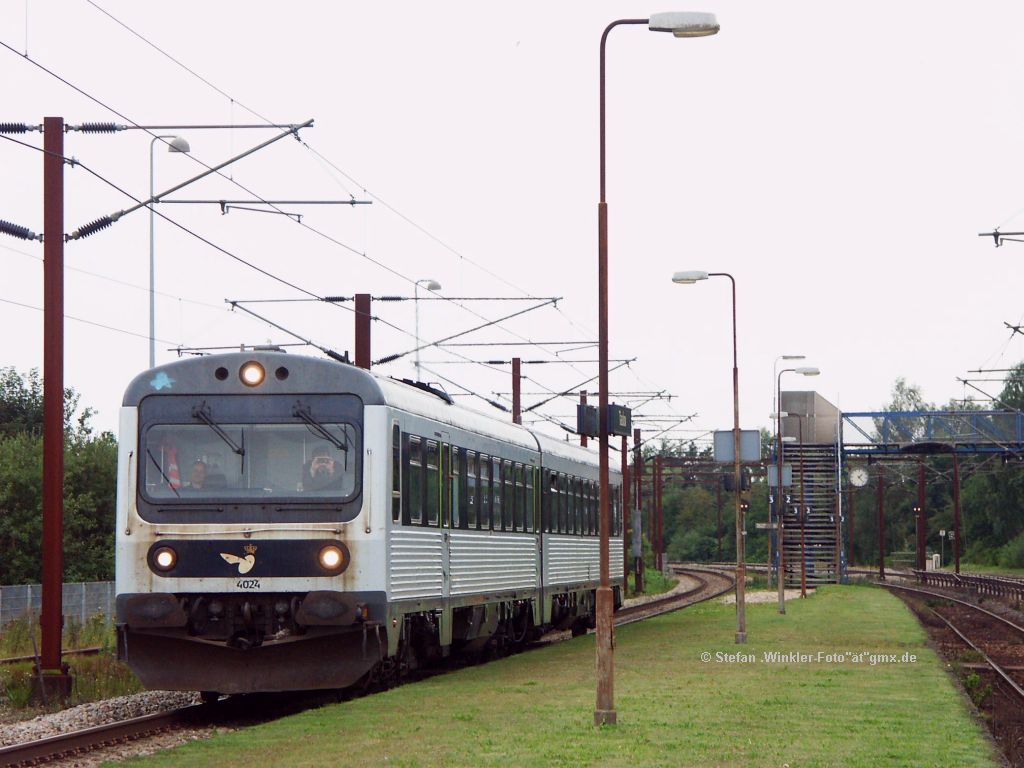 DK, Landstation Taulov am 20.08.2010. MR-Tw f�hrt Richtung Fredericia ab und wird fotografiert. Der Fotograf wiederum wird aus dem F�hrerstand raus fotografiert!

An der Stelle Gruss an die Besatzung des Zuges - Mein Foto bitte direkt zumailen!!!! DANKE!