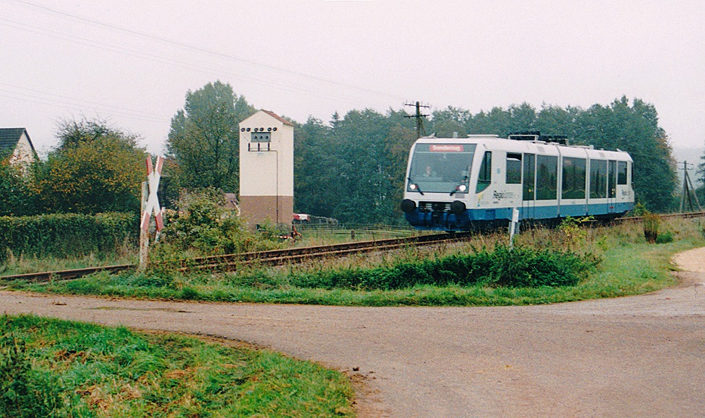 DKB-Regiosprinter am 13.10.95 beim ehemaligen Haltepunkt Greiselbach, dessen bedienung schon in den 1970er Jahren eingestellt wurde. (Blick nach Sdosten.)