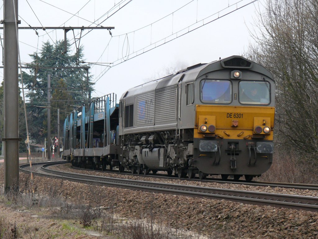 DLC DE6301 mit einem leeren Autotransportzug auf dem Weg nach Aachen-West, hier aufgenommen am 20/02/2010 in Hoeselt.