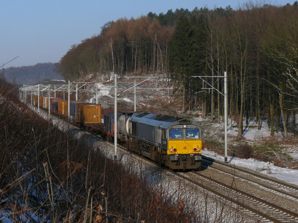 DLC DE6307 mit einem Containerzug auf der langen Geraden im Wald bei Moresnet-Chapelle zwischen dem Gemmenicher Tunnel und Montzen. Aufgenommen am 19/12/2009.