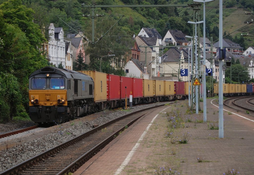 DLC PB 18 mit Containerzug am 11.08.2010 durch Boppard Hbf.