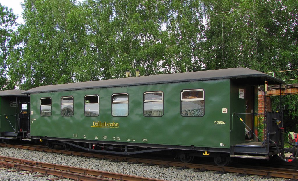 Dllnitzbahn 970-570 KB in der DBG 107 nach Oschatz Hbf, in Glossen; 09.06.2011