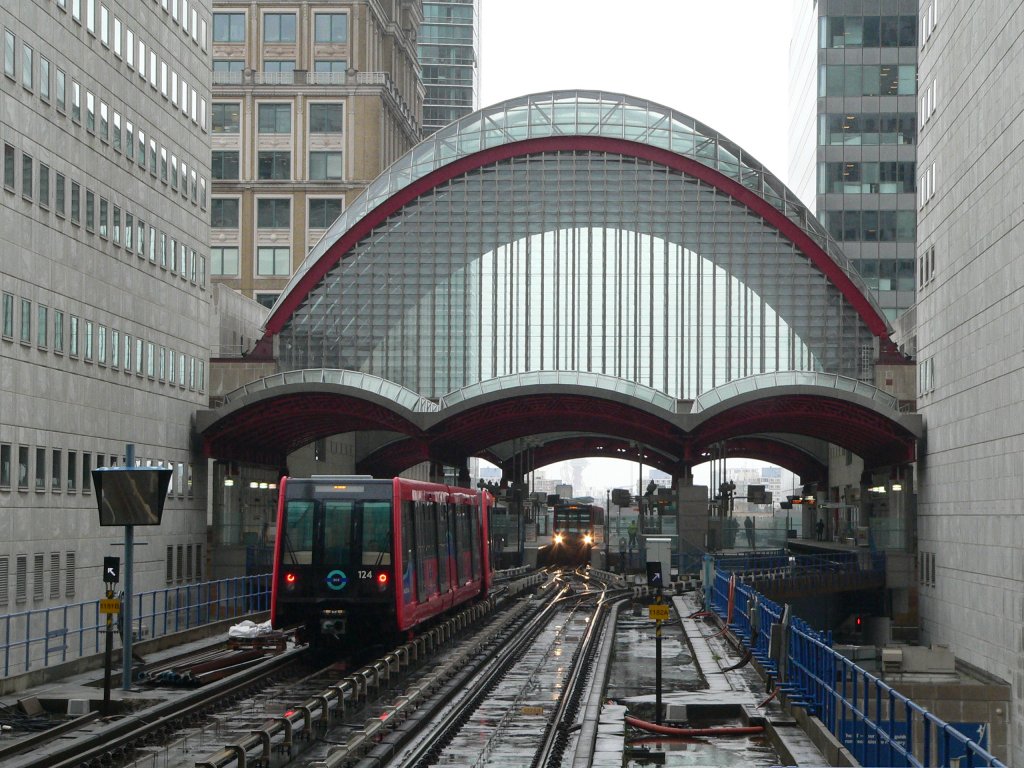 DLR (Docklands Light Railway) bei Canary Wharf. Diese Zge fahren vollautomatisch ohne Fahrer. Auch die Bahnhfe sind nicht so personalintensiv, wie man es sonst in London sieht. Man muss aufpassen, dass man seine Oyster Card (Ticket-Karte) wirklich entwertet. 9.4.2012
