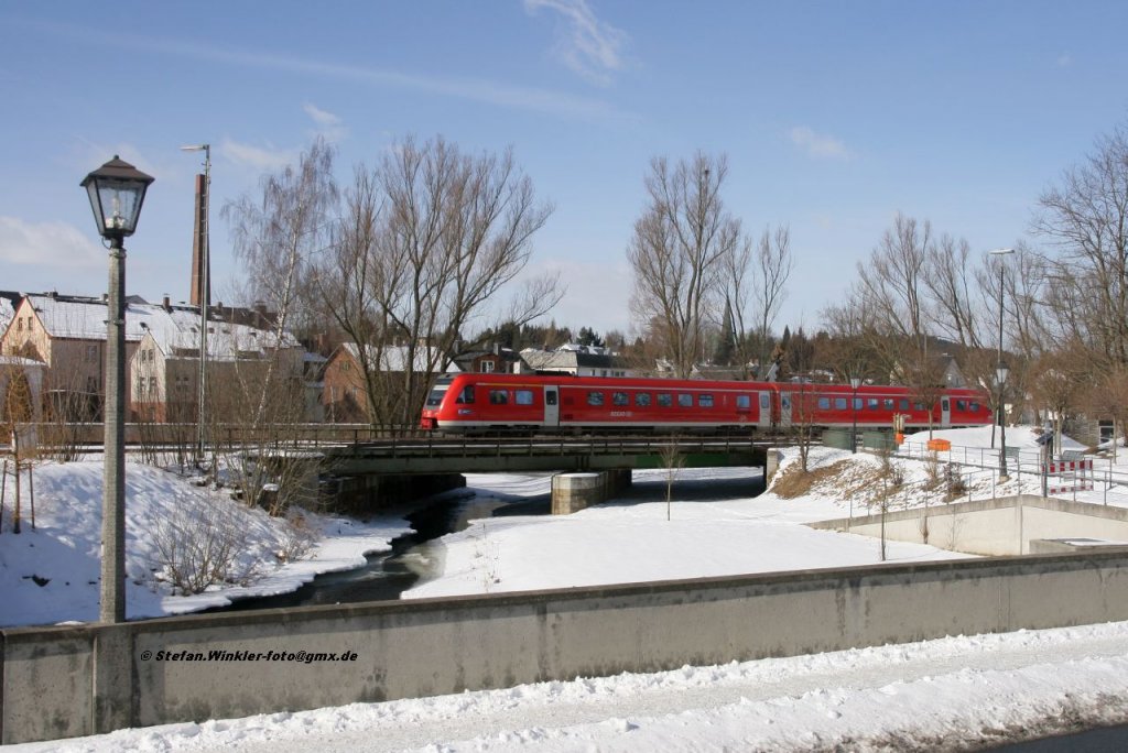 Do. 16.02.2012 mittags in Oberkotzau an der Saale. Ein 612er passiert die beiden Brcken ber das hinter dem Zug in die Saale mndende Flchen. Mir haben die alten Lampen an der vorne gelegenen Straenbrcke so gefallen, dass ich das gerne machen wollte. Dampflok oder Schienenbus kam grade keiner vorbei. Das htte ich frher ggf. machen knnen. tja....