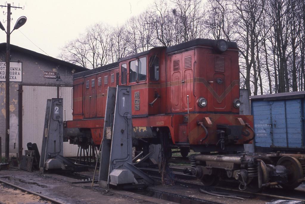 Dobra -Schmalspurlok PKP Lxd2-475 auf der Hebebhne am 18.04.1992.