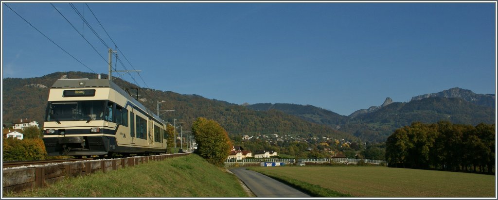 Doch auch in der Ursprungslackierung macht der CEV GTW ein gutes Bild. Hier der Be 2/6 7001  Vevey  auf der Fahrt nach Blonay bei Château d'Hautevile. Im Hintergrund rechts sieht man die Waadtländer Alpen mit Dent de Jaman und dem Rochers de Naye. 
18. Oktober 2011