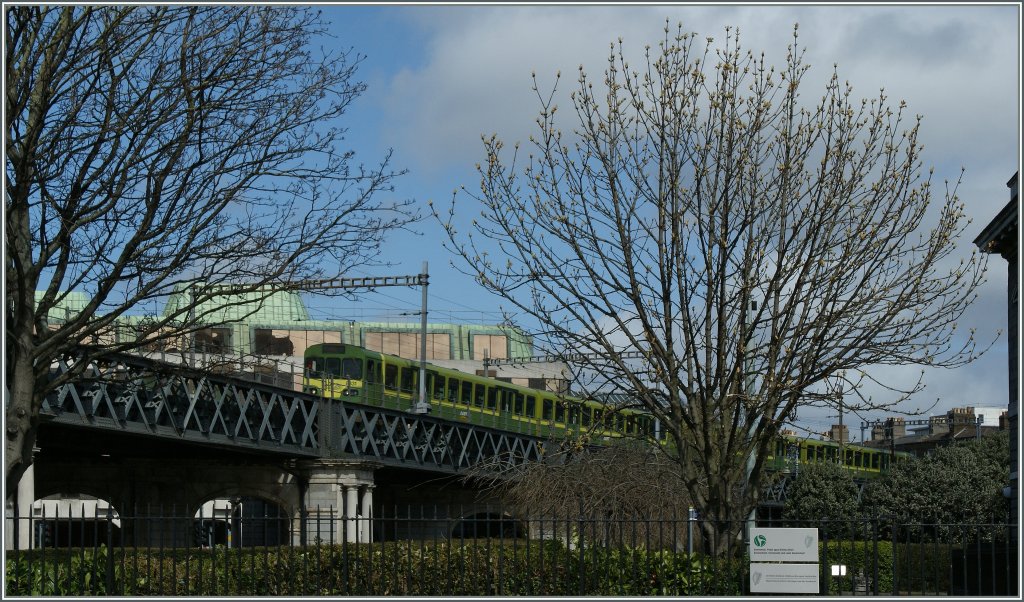 Doch ist das bunte DART Grün allein in Dublin, das Grün der Baumblätter hat etwas Verspätung. Ein DART-Zug zwischen der Connolly- und Tara-Station.

14. April 2013