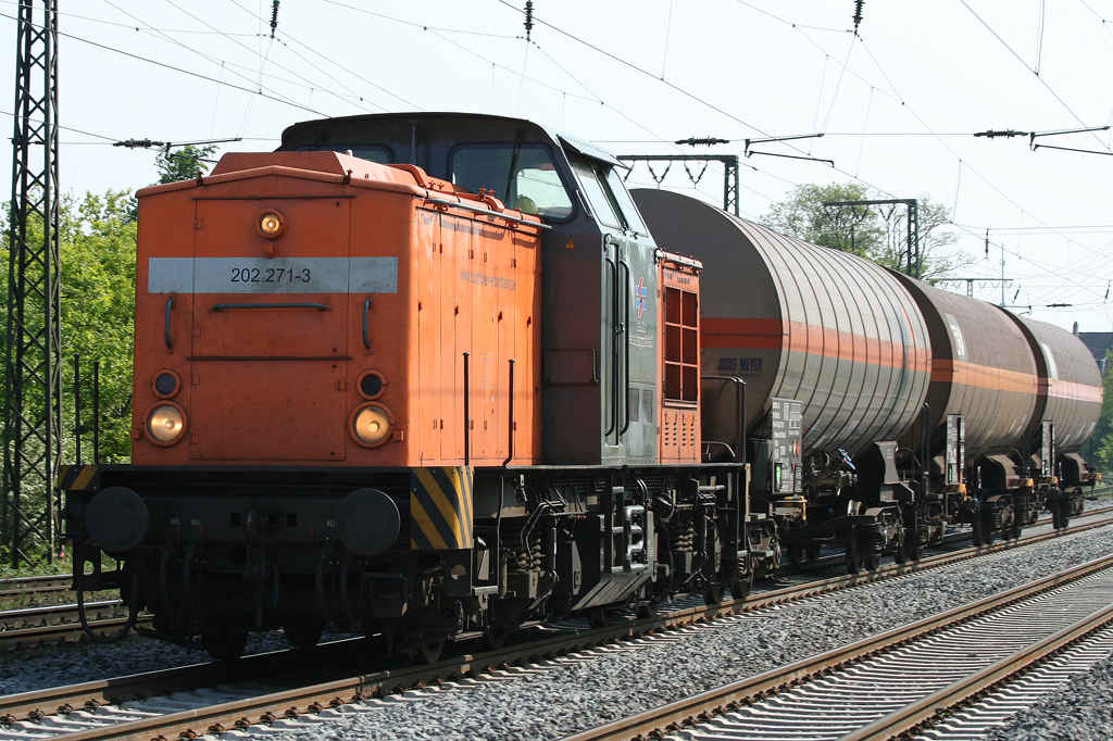 Doe 202 271-3 der Bocholter Eisenbahn durchfhrt Duisburg Neudorf mit 3 Kesselwagen am 20.05.2010