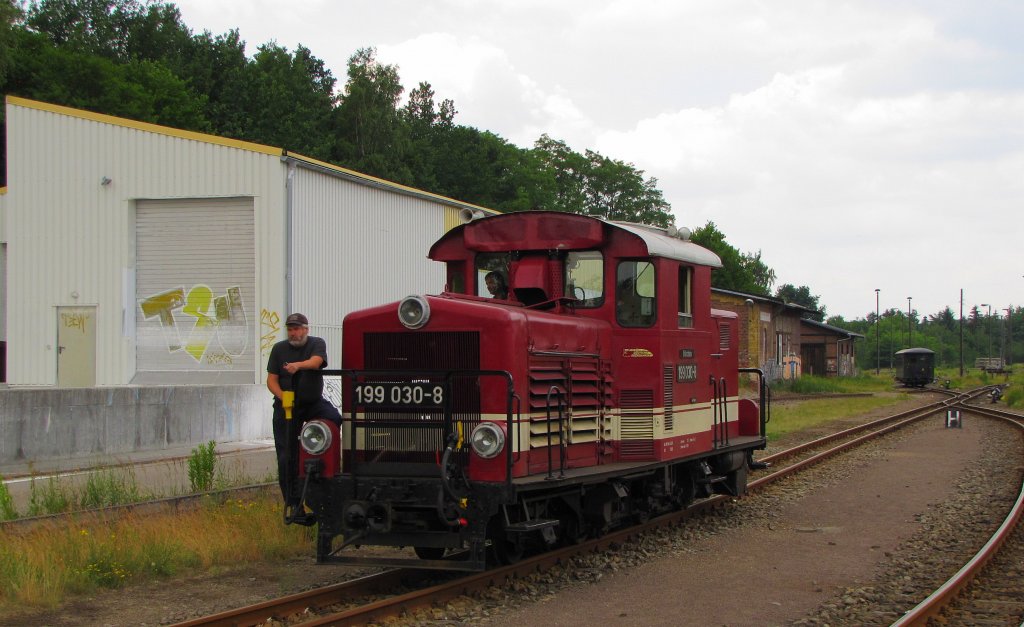 D�llnitzbahn 199 030-8 (ex �BB 2091.010) beim umsetzen in Oschatz Hbf; 09.06.2011