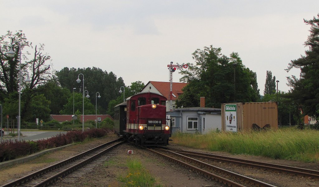 Dllnitzbahn 199 030-8 mit der DBG 105 aus Mgeln Bf, bei der Einfahrt in Oschatz Hbf; 09.06.2011