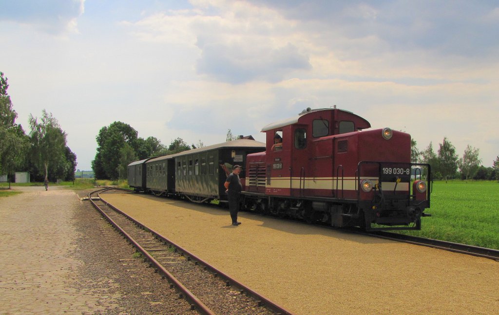 Dllnitzbahn 199 030-8 mit der DBG 107 nach Oschatz Hbf, in Naundorf (b. Oschatz); 09.06.2011