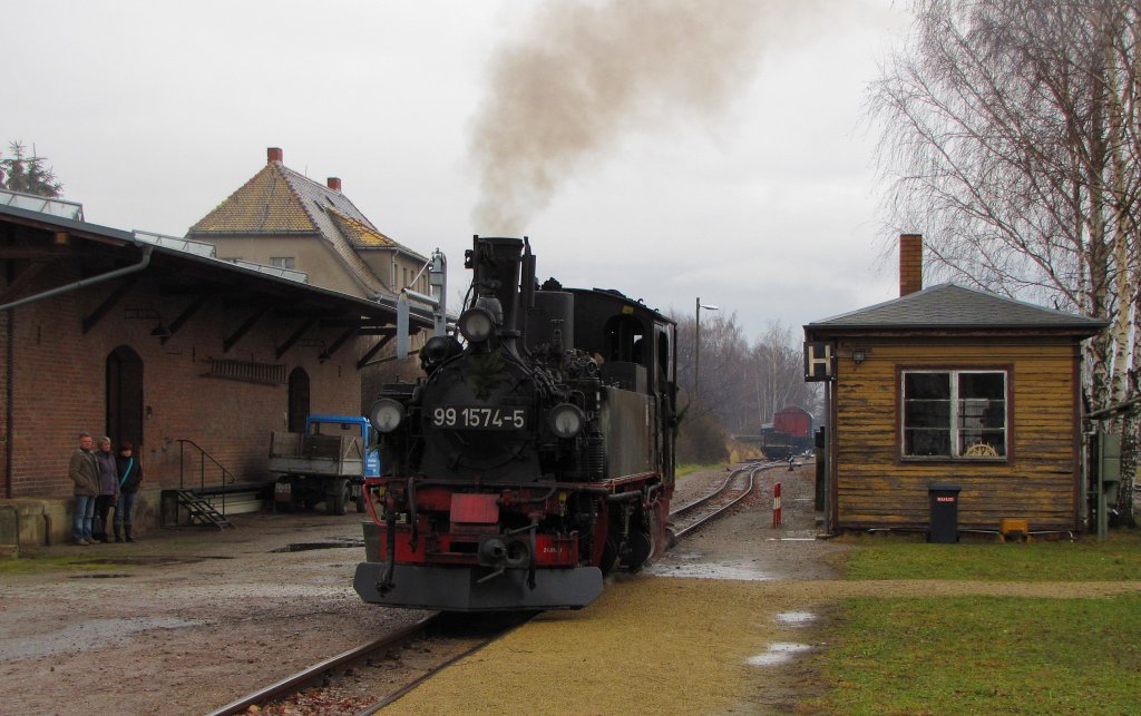 Dllnitzbahn 99 1574-5 am 02.01.2012 beim wasserfassen im Bf Mgeln.