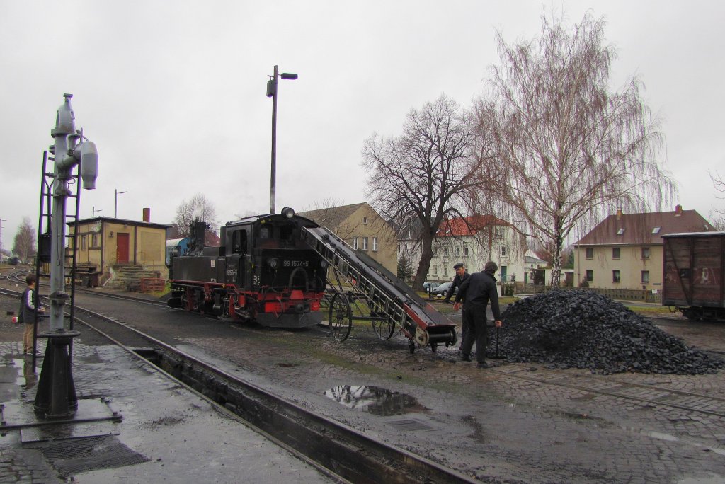 Dllnitzbahn 99 1574-5 bei der Bekohlung im Bw Mgeln. Das Foto enstand whrend einer angebotenen Besichtigung im Rahmen der  Glhweinfahrten  am 02.01.2012.