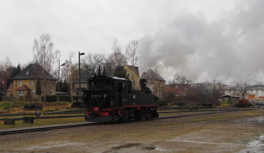 Dllnitzbahn 99 1574-5 beim rangieren am 02.01.2012 im Bf Mgeln.