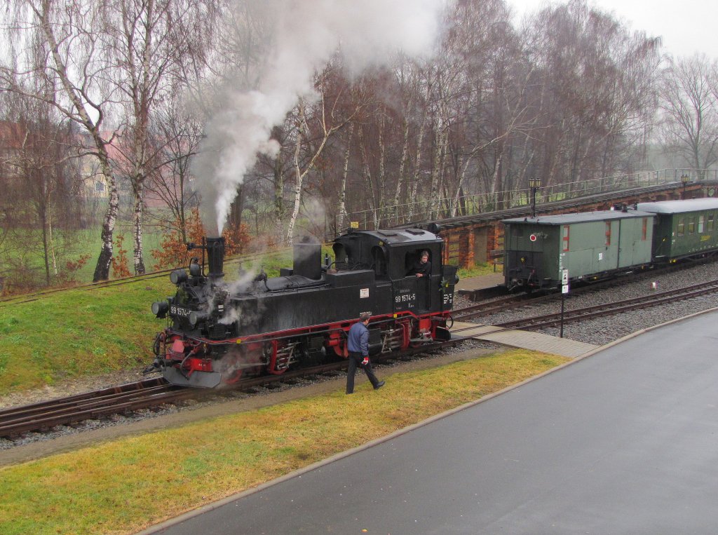Dllnitzbahn 99 1574-5 beim umsetzen nach der Ankunft mit der DBG 208 aus Mgeln, im Bf Glossen; 02.01.2012