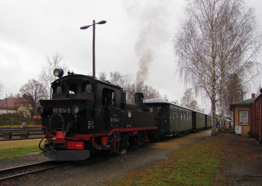 Dllnitzbahn 99 1574-5 beim warten am 02.01.2012 auf die Ausfahrt mit der DBG 209 nach Oschatz Hbf im Bf Mgeln.