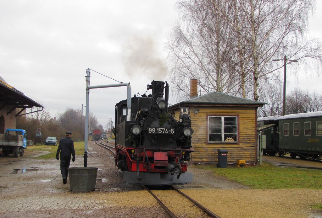 Dllnitzbahn 99 1574-5 beim wasserfassen im Bf Mgeln; 02.01.2012