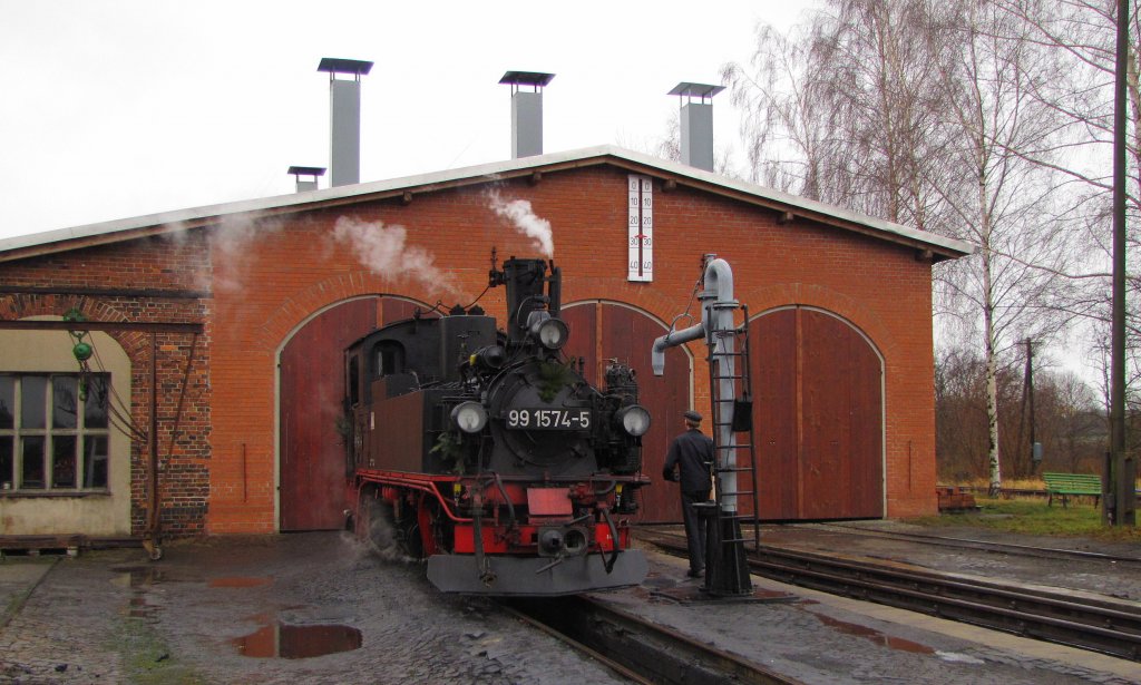 Dllnitzbahn 99 1574-5 beim wasserfassen im Bw Mgeln, fotografier whrend einer angebotenen Besichtigung im Rahmen der  Glhweinfahrten  am 02.01.2012.