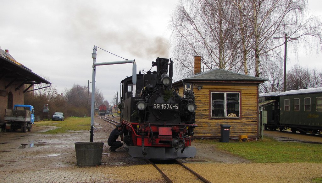 Dllnitzbahn 99 1574-5 beim wasserfassen am 02.01.2012 im Bf Mgeln.
