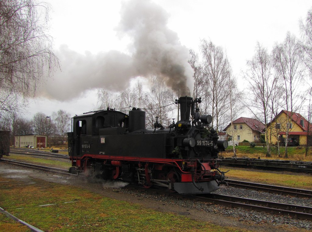Dllnitzbahn 99 1574-5 beim wegsetzen zum Wasserfassen im Bf Mgeln; 02.01.2012