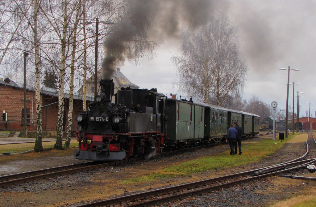 Dllnitzbahn 99 1574-5 mit der DBG 208 nach Glossen, am 02.01.2012 im Bf Mgeln.