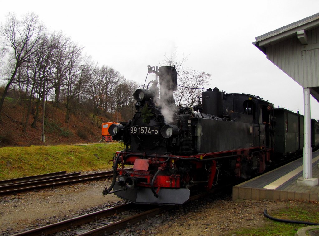 Dllnitzbahn 99 1574-5 mit der DBG 206 nach Mgeln, im Bf Oschatz; 02.01.2012