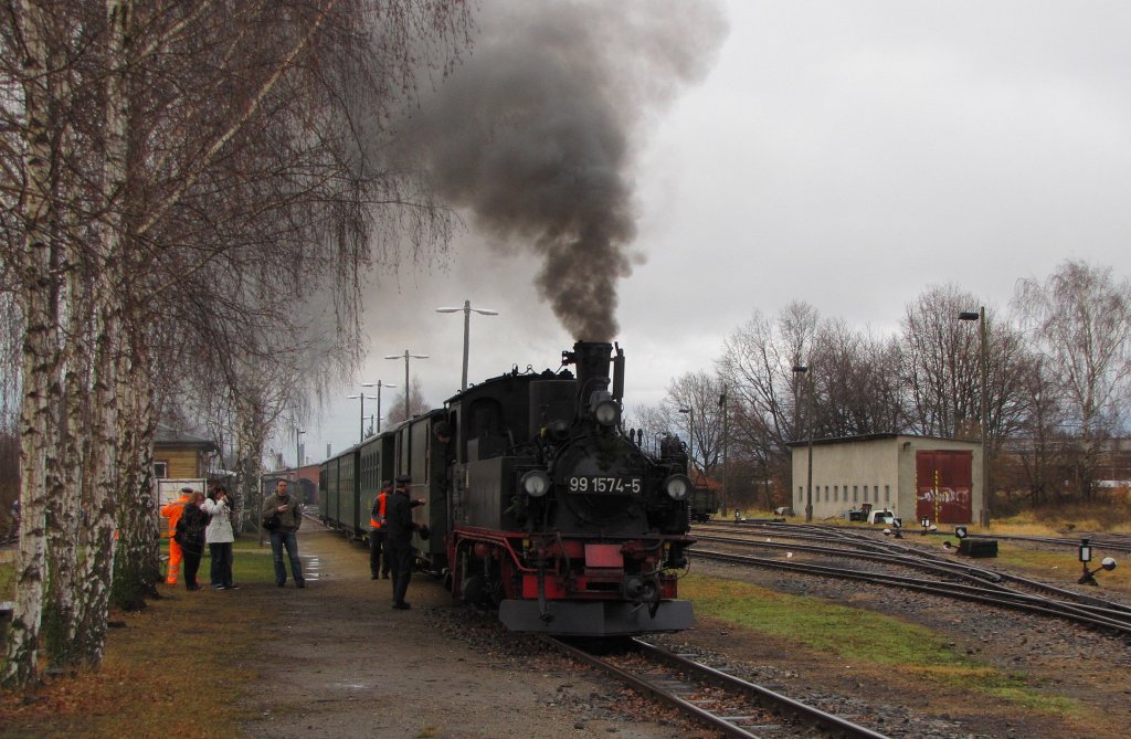 Dllnitzbahn 99 1574-5 mit der DBG 208 nach Glossen, am 02.01.2012 im Bf Mgeln.