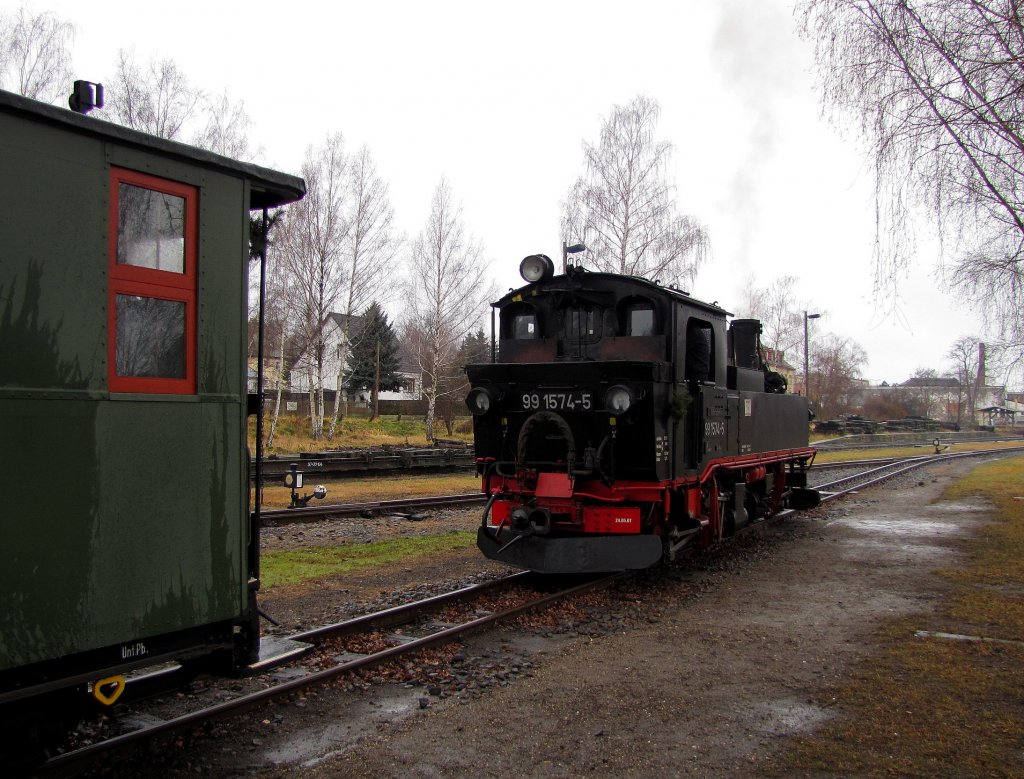 Dllnitzbahn 99 1574-5 rangiert nach dem Wasserfassen im Bw Mgeln an den Wagenpark der DBG 208, um die Fahrt nach Glossen anzutreten; 02.01.2012