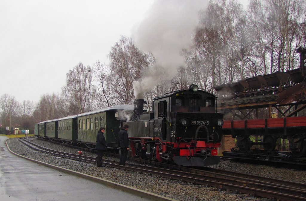 Dllnitzbahn 99 1574-5 steht am 02.01.2012 mit der DBG 207 nach Mgeln abfahrbereit im Bf Glossen.