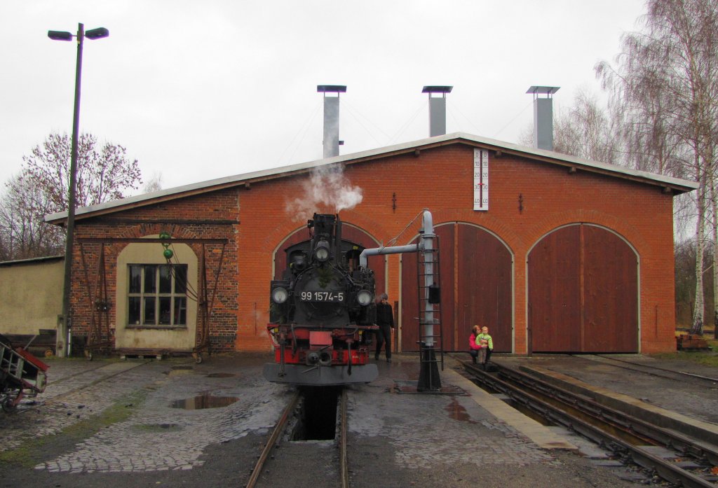Dllnitzbahn 99 1574-5 vor dem Lokschuppen im Bw Mgeln. Das Foto enstand whrend einer angebotenen Besichtigung im Rahmen der  Glhweinfahrten  am 02.01.2012.