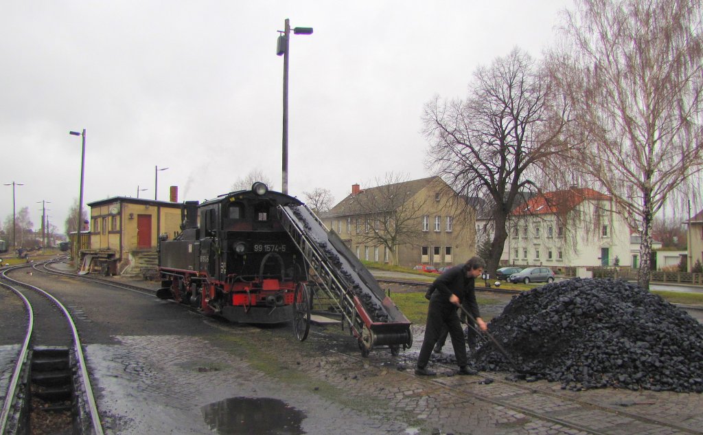 Dllnitzbahn 99 1574-5 whrend der Bekohlung am 02.01.2012 im Bw Mgeln. Im Rahmen der  Glhweinfahrten  war an dem Tag das fotografieren an dieser Stelle gestattet.