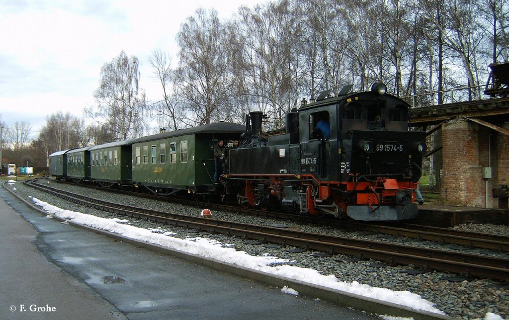 Dllnitzbahn 99 1574-5  Wilder Robert  mit Personenzug abfahrbereit in Glossen, fotografiert am 28.02.2010