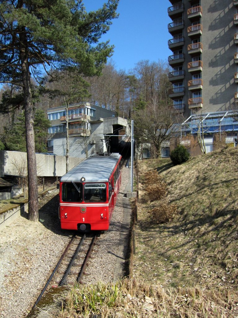 Dolder Zahnradbahn (System Strub) in Zrich (Schweiz). 
Wagen 1 bei der Zwischenstation Waldhaus.
