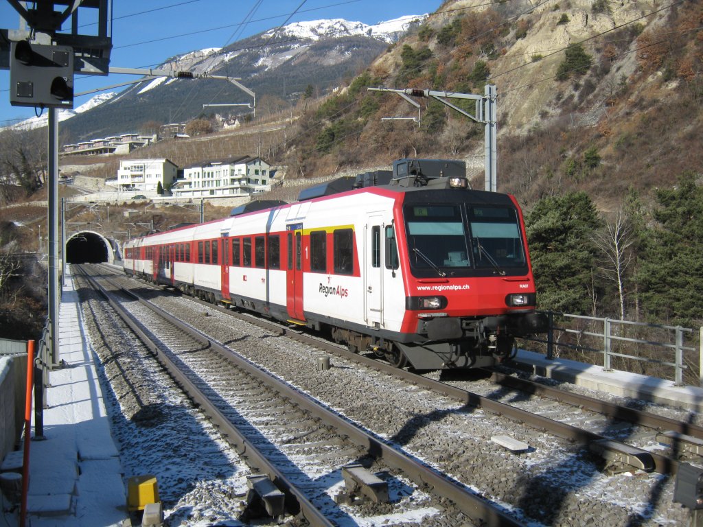 Domino bei Einfahrt in Leuk beim berqueren der Rhone, 05.01.2011.