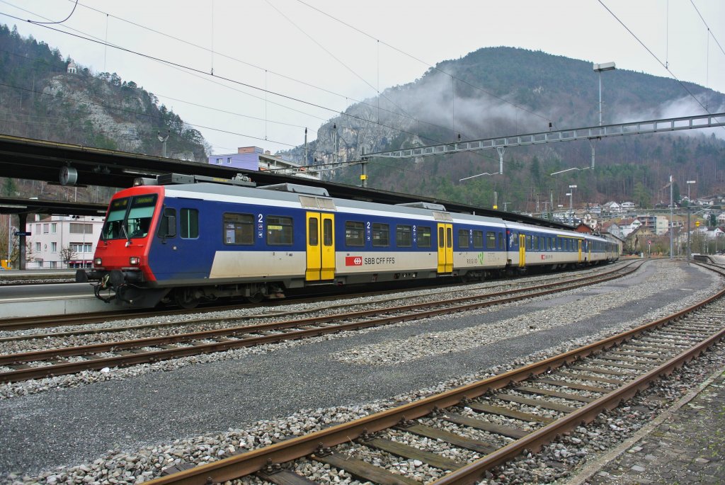 Domino Ersatz im Jura: 4-teiliger NPZ, Typ RBDe 562, mit dem Bt 50 85 29-35 950-9 als Regio 5234 nach Solothurn, Abfahrbereit in Moutier, 22.12.2012.
 
