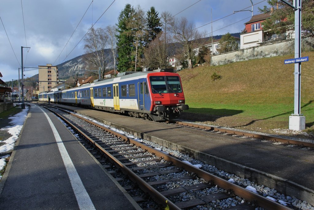 Domino Ersatz im Jura: NPZ RBDe 562 mit dem Bt 50 85 29-35 950-9 beim Wenden als R 5236/5239 in Malleray-Bvilard, 21.12.2012.