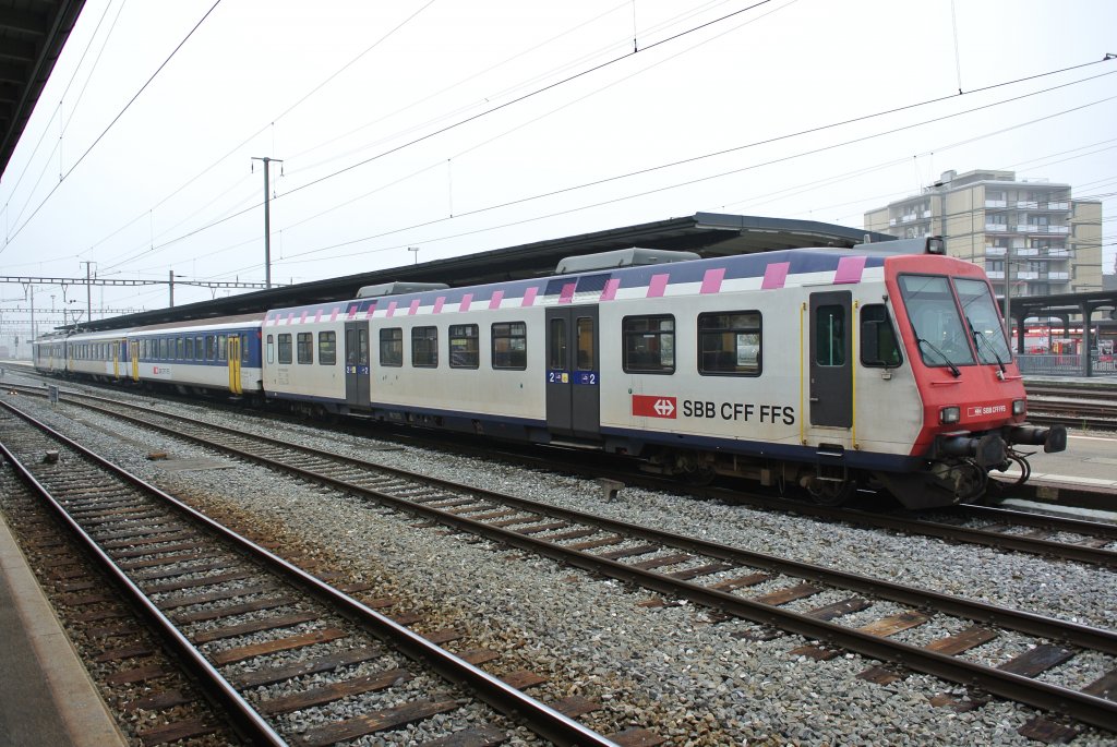 Domino Ersatz in Solothurn. 4-teiliger NPZ mit dem ehem. Seehas Steuerwagen, 50 85 29-35 974-9, beim Wenden als R 7157/7160, 15.11.2012.