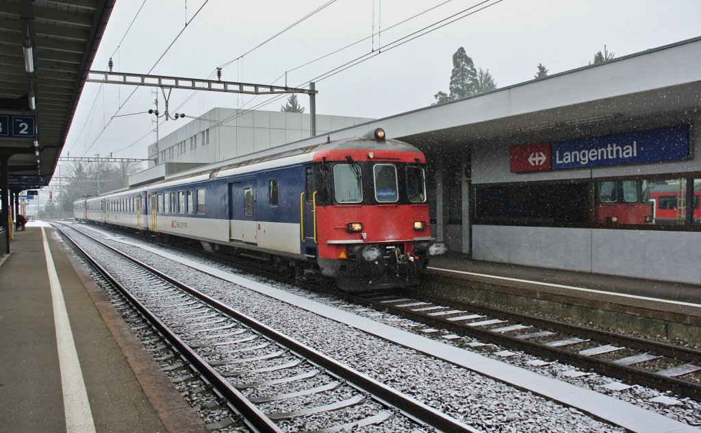 Domino-Mangel im Mittelland: Auch bei der S-Bahn Aargau hat man zurzeit nicht gengend fahrbare Dominos. Im Bild ist ein 4-teiliger RBe-BDt Pendel als Ersatz S 23 6734 bei Einfahrt in Langenthal. An der Spitze ist der BDt EWII 50 85 82-33 925-7, 15.01.2013.