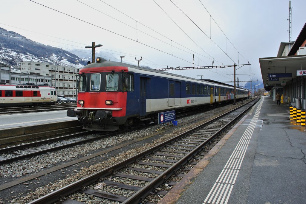 Domino-Mangel im Wallis: Der BDt EWI 50 85 82-34 904-1 an der Spitze des Ersatz Regio 4421 (Monthey-Brig) bei Ausfahrt in Sion, 11.01.2013.